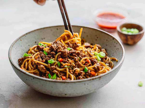 طرز تهیه نودل با سس گوشت