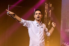 واکنش غیرمنتظره محسن یگانه به پاره شدن سیم گیتار در کنسرت شیراز خبرساز شد