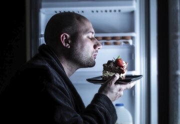 تحقیقات جدید هشدار می‌دهد: خطرات جدی دیر غذا خوردن برای سلامت انسان