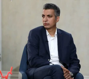 عادل فردوسی پور دست وزیر دولت پزشکیان را بوسید
