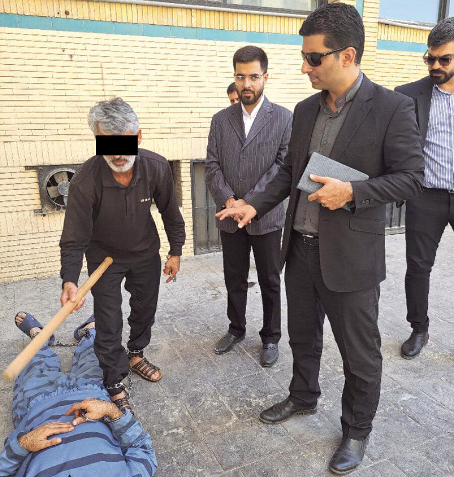 جنایت تکان‌دهنده با تبر در مشهد؛ قاتل پس از انتشار تصویرش در روزنامه تسلیم شد